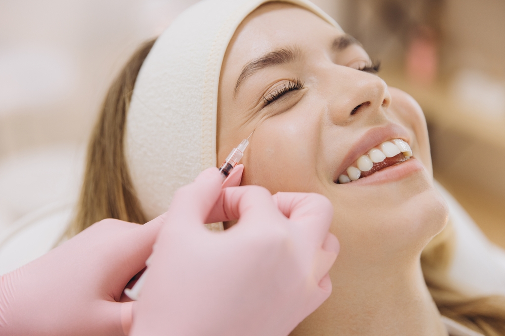 Professional,Beautician,Performing,Botox,Injection,,Treating,Wrinkles,On,Smiling,Female